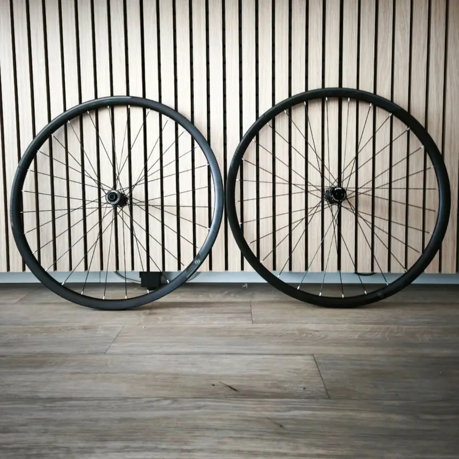 BICICLETA SCOTT FOIL RC 30 COM RODAS FULCRUM WIND 57 Conheça a Bicicleta SCOTT Foil RC 30 com Quadro em Carbono HMX, Forqueta FOIL Disc HMX, SRAM RIVAL eTap AXS de 24VL E RODAS FULCRUM WIND 57 DE 57MM DE PERFIL.