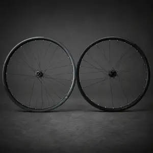 Conheça a Bicicleta SCOTT Foil RC 30 com Quadro em Carbono HMX, Forqueta FOIL Disc HMX, SRAM RIVAL eTap AXS de 24VL E RODAS FULCRUM WIND 57 DE 57MM DE PERFIL.
