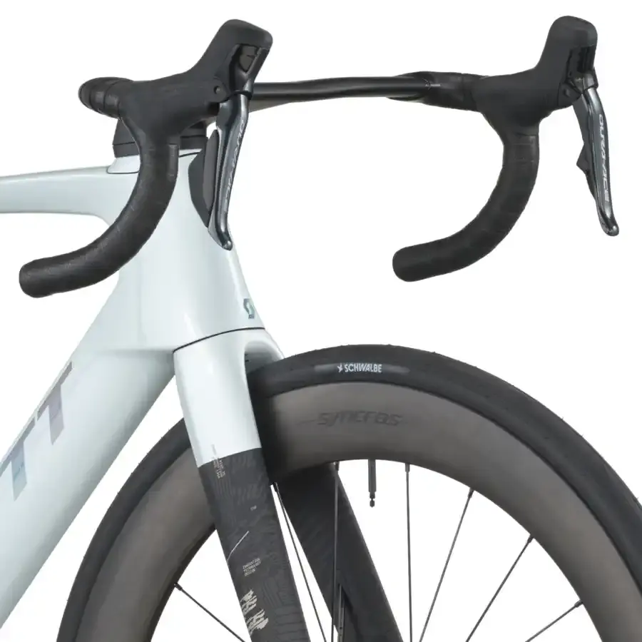 A Bicicleta SCOTT Foil RC Pro tem Quadro em Carbono HMX e transmissão Shimano Dura-Ace Di2 24 VL.