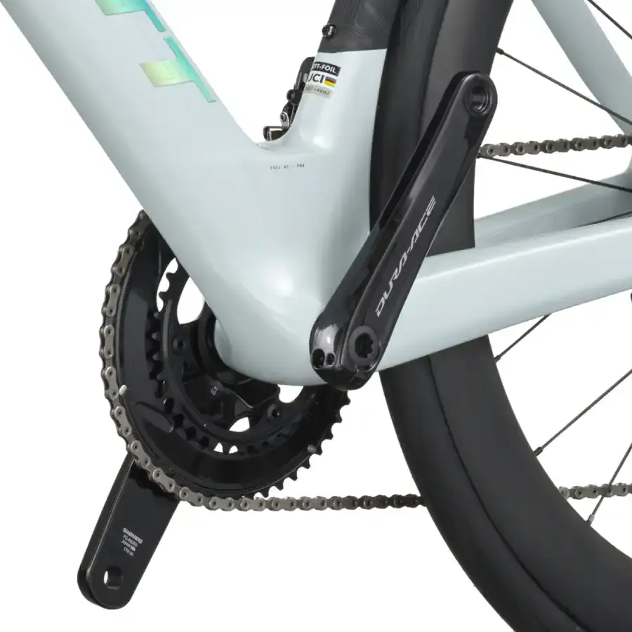 A Bicicleta SCOTT Foil RC Pro tem Quadro em Carbono HMX e transmissão Shimano Dura-Ace Di2 24 VL.