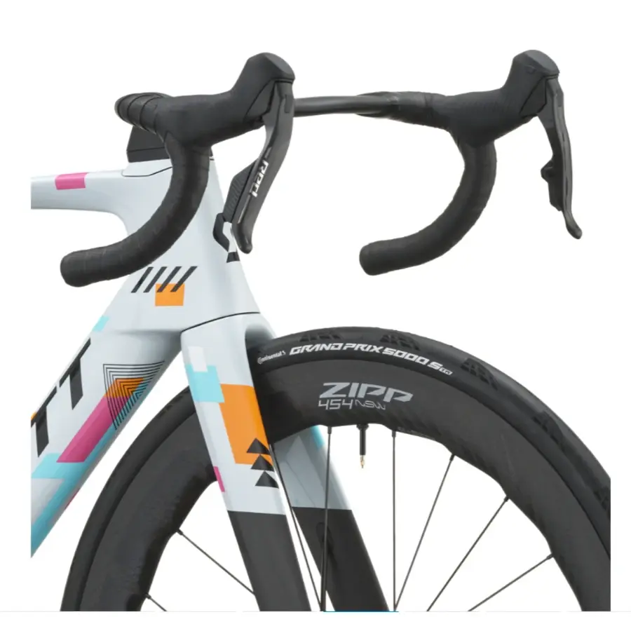 BICICLETA SCOTT FOIL RC TEAM REPLICA A bicicleta Foil RC Team Replica tem Quadro em Carbono HMX, Forqueta em Carbono HMX e Espigão Syncros Duncan SL Aero CFT em Carbono.