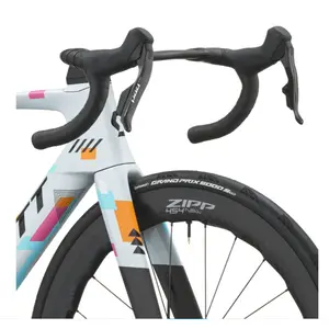 BICICLETA SCOTT FOIL RC TEAM REPLICA A bicicleta Foil RC Team Replica tem Quadro em Carbono HMX, Forqueta em Carbono HMX e Espigão Syncros Duncan SL Aero CFT em Carbono.
