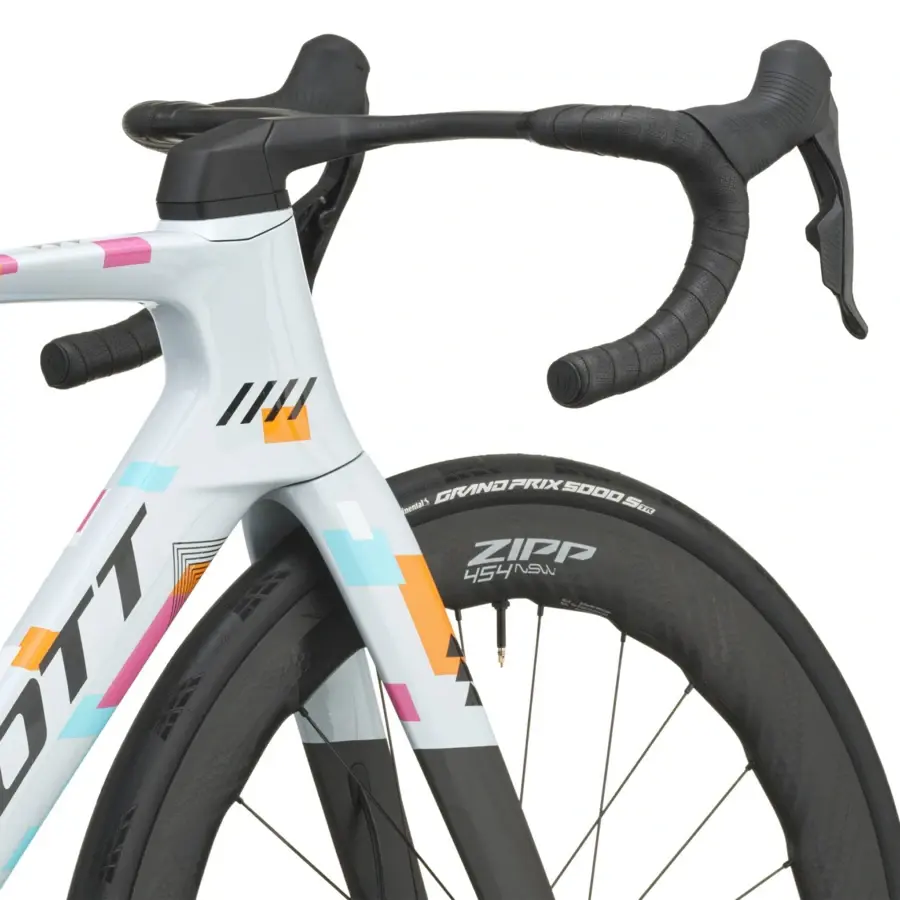 BICICLETA SCOTT FOIL RC TEAM REPLICA A bicicleta Foil RC Team Replica tem Quadro em Carbono HMX, Forqueta em Carbono HMX e Espigão Syncros Duncan SL Aero CFT em Carbono.