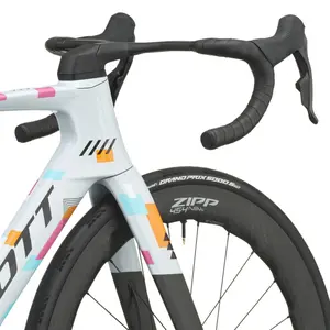 BICICLETA SCOTT FOIL RC TEAM REPLICA A bicicleta Foil RC Team Replica tem Quadro em Carbono HMX, Forqueta em Carbono HMX e Espigão Syncros Duncan SL Aero CFT em Carbono.