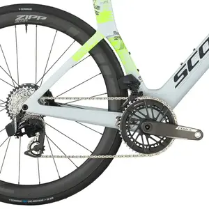 A Bicicleta SCOTT Foil RC Tri tem Quadro em Carbono HMX e transmissão SRAM FORCE AXS Disc 24 VL.