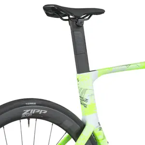 A Bicicleta SCOTT Foil RC Tri tem Quadro em Carbono HMX e transmissão SRAM FORCE AXS Disc 24 VL.