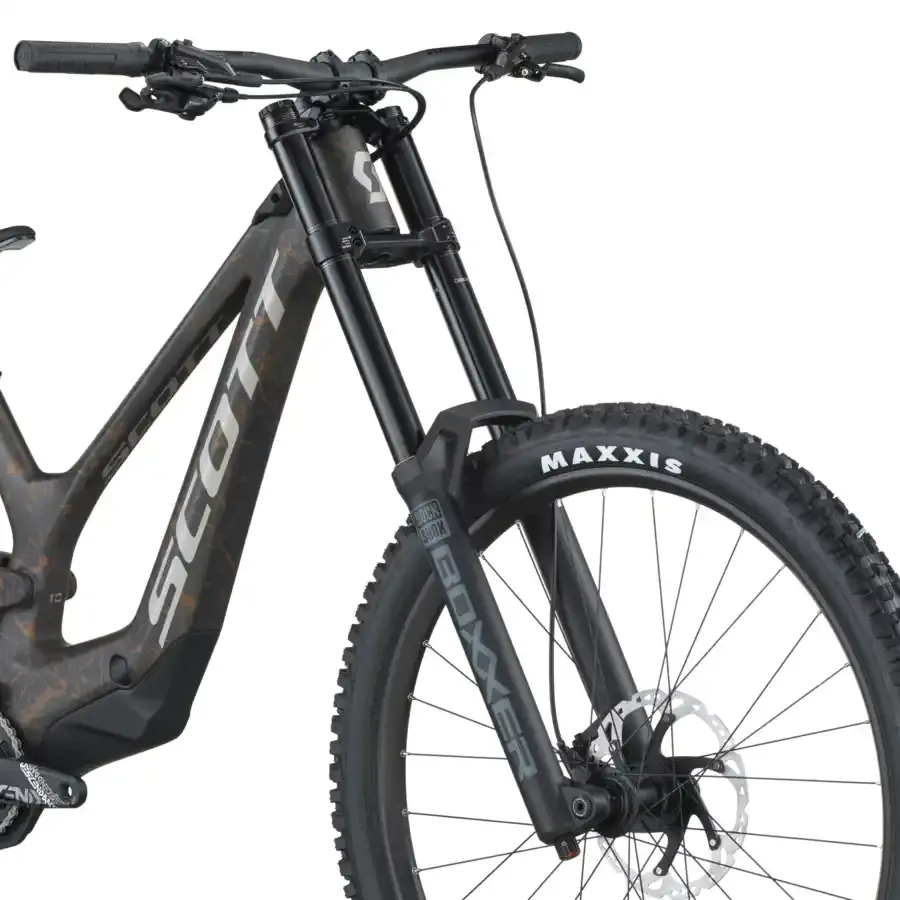 A Bicicleta SCOTT Gambler 10 tem Quadro Gambler Carbono HMX/Alloy, RS Boxxer Base, RS Vivid Coil Base e SRAM GX DH 7 VL.