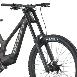 A Bicicleta SCOTT Gambler 10 tem Quadro Gambler Carbono HMX/Alloy, RS Boxxer Base, RS Vivid Coil Base e SRAM GX DH 7 VL.