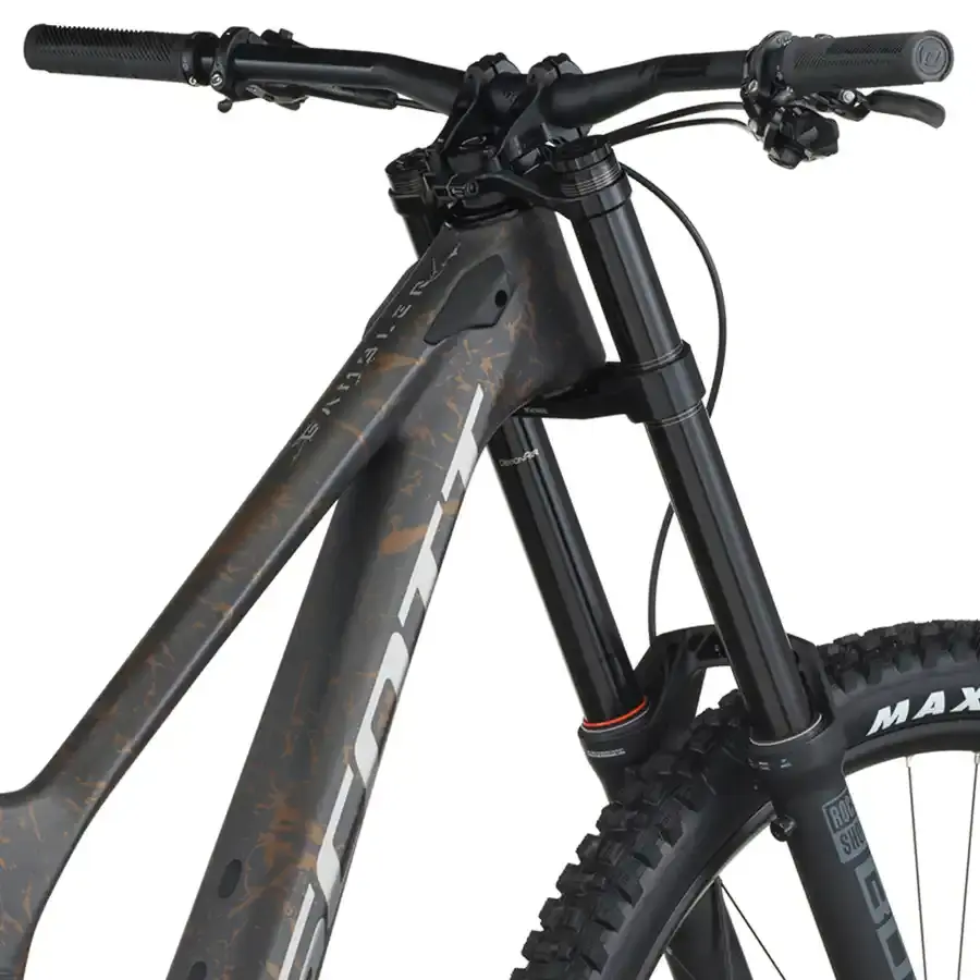 A Bicicleta SCOTT Gambler 10 tem Quadro Gambler Carbono HMX/Alloy, RS Boxxer Base, RS Vivid Coil Base e SRAM GX DH 7 VL.