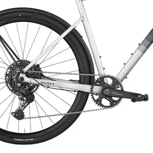 A Bicicleta  SCOTT Metrix 20 EQ é ideal para deslocações diárias e montanhas, vem equipada com Forqueta em Carbono e transmissão Shimano CUES 1x10.