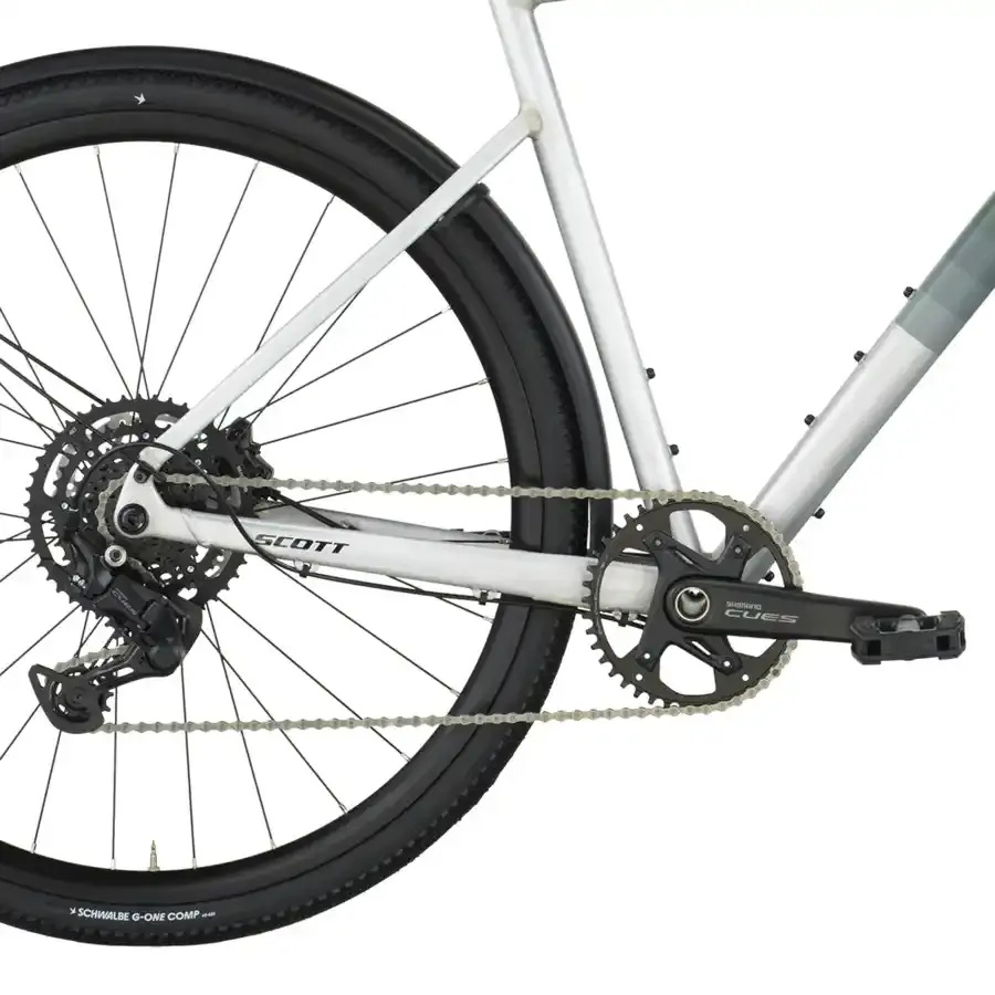 A Bicicleta  SCOTT Metrix 30 EQ é ideal para deslocações diárias e montanhas, vem equipada com Forqueta em Carbono e transmissão Shimano CUES 1x9 VL.