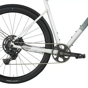 A Bicicleta  SCOTT Metrix 30 EQ é ideal para deslocações diárias e montanhas, vem equipada com Forqueta em Carbono e transmissão Shimano CUES 1x9 VL.