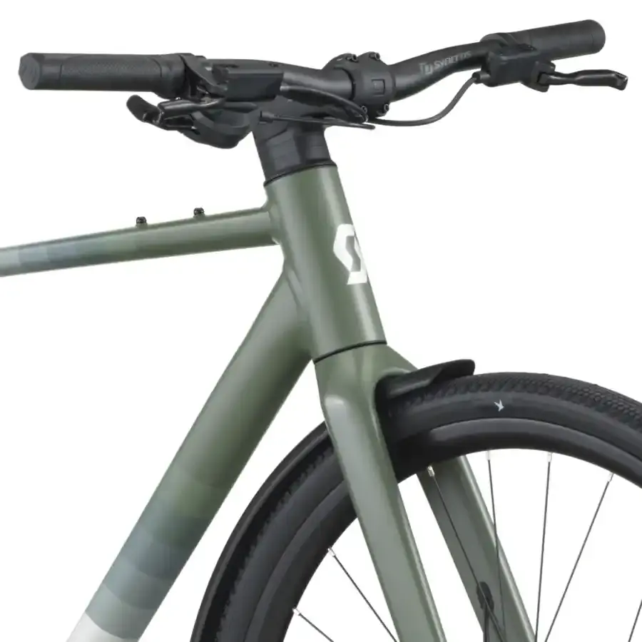 A Bicicleta  SCOTT Metrix 30 EQ é ideal para deslocações diárias e montanhas, vem equipada com Forqueta em Carbono e transmissão Shimano CUES 1x9 VL.