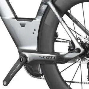 A Bicicleta SCOTT Plasma RC Ultimate tem Quadro em Carbono HMX e transmissão SRAM RED AXS Disc 24 VL c/potenciômetro.