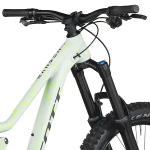 A Bicicleta SCOTT Ransom 400 tem rodas 24", uma suspensão ajustada a crianças (140 mm), um amortecedor (130 mm) e um botão para controlar a suspensão.