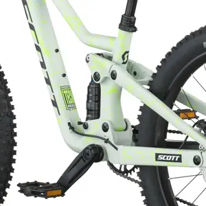 A Bicicleta SCOTT Ransom 400 tem rodas 24", uma suspensão ajustada a crianças (140 mm), um amortecedor (130 mm) e um botão para controlar a suspensão.