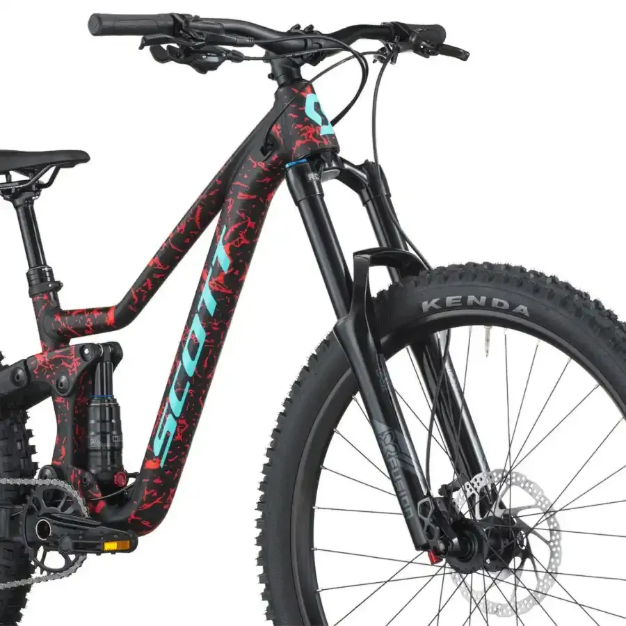A Bicicleta SCOTT Ransom 600 tem rodas 26", uma suspensão ajustada a crianças (140 mm), um amortecedor (130 mm) e um botão para controlar a suspensão.