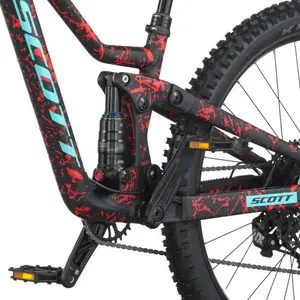 A Bicicleta SCOTT Ransom 600 tem rodas 26", uma suspensão ajustada a crianças (140 mm), um amortecedor (130 mm) e um botão para controlar a suspensão.
