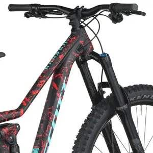 A Bicicleta SCOTT Ransom 600 tem rodas 26", uma suspensão ajustada a crianças (140 mm), um amortecedor (130 mm) e um botão para controlar a suspensão.