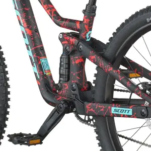 A Bicicleta SCOTT Ransom 600 tem rodas 26", uma suspensão ajustada a crianças (140 mm), um amortecedor (130 mm) e um botão para controlar a suspensão.