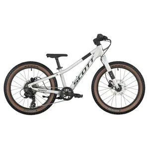 A Bicicleta SCOTT Scale 200, com quadro compacto, rodas de 20", SunRace CSM55 11-34T de 7VL e Tektro HD-M276 Disc. Hidráulico.