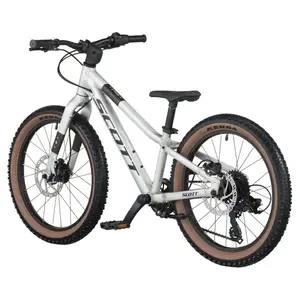 A Bicicleta SCOTT Scale 200, com quadro compacto, rodas de 20", SunRace CSM55 11-34T de 7VL e Tektro HD-M276 Disc. Hidráulico.