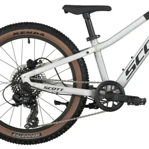 A Bicicleta SCOTT Scale 200, com quadro compacto, rodas de 20", SunRace CSM55 11-34T de 7VL e Tektro HD-M276 Disc. Hidráulico.