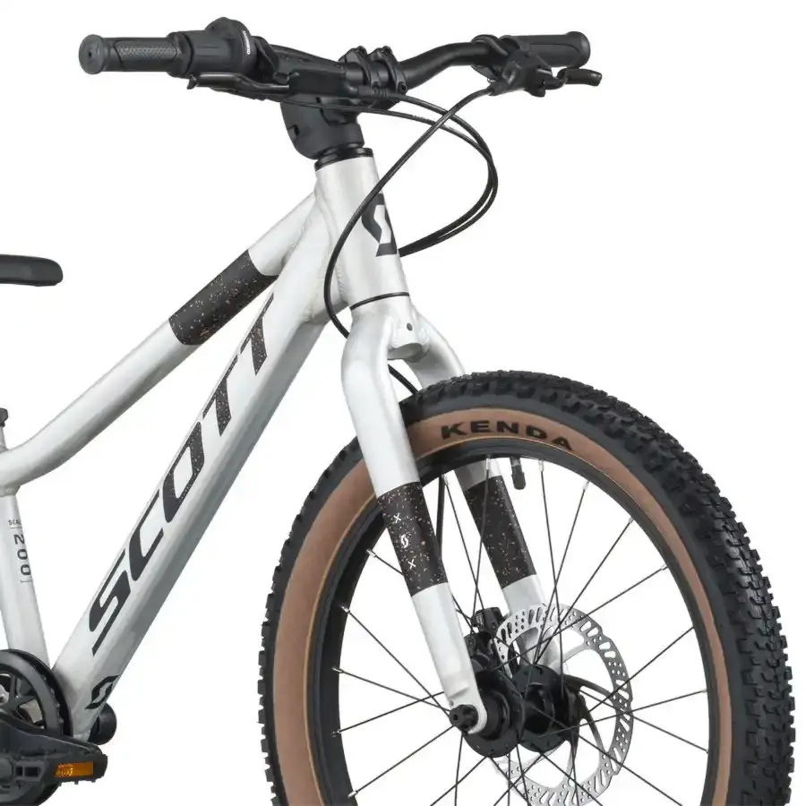A Bicicleta SCOTT Scale 200, com quadro compacto, rodas de 20", SunRace CSM55 11-34T de 7VL e Tektro HD-M276 Disc. Hidráulico.