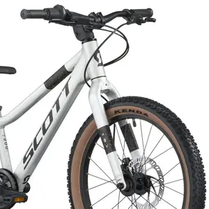 A Bicicleta SCOTT Scale 200, com quadro compacto, rodas de 20", SunRace CSM55 11-34T de 7VL e Tektro HD-M276 Disc. Hidráulico.