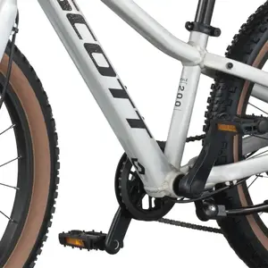 A Bicicleta SCOTT Scale 200, com quadro compacto, rodas de 20", SunRace CSM55 11-34T de 7VL e Tektro HD-M276 Disc. Hidráulico.