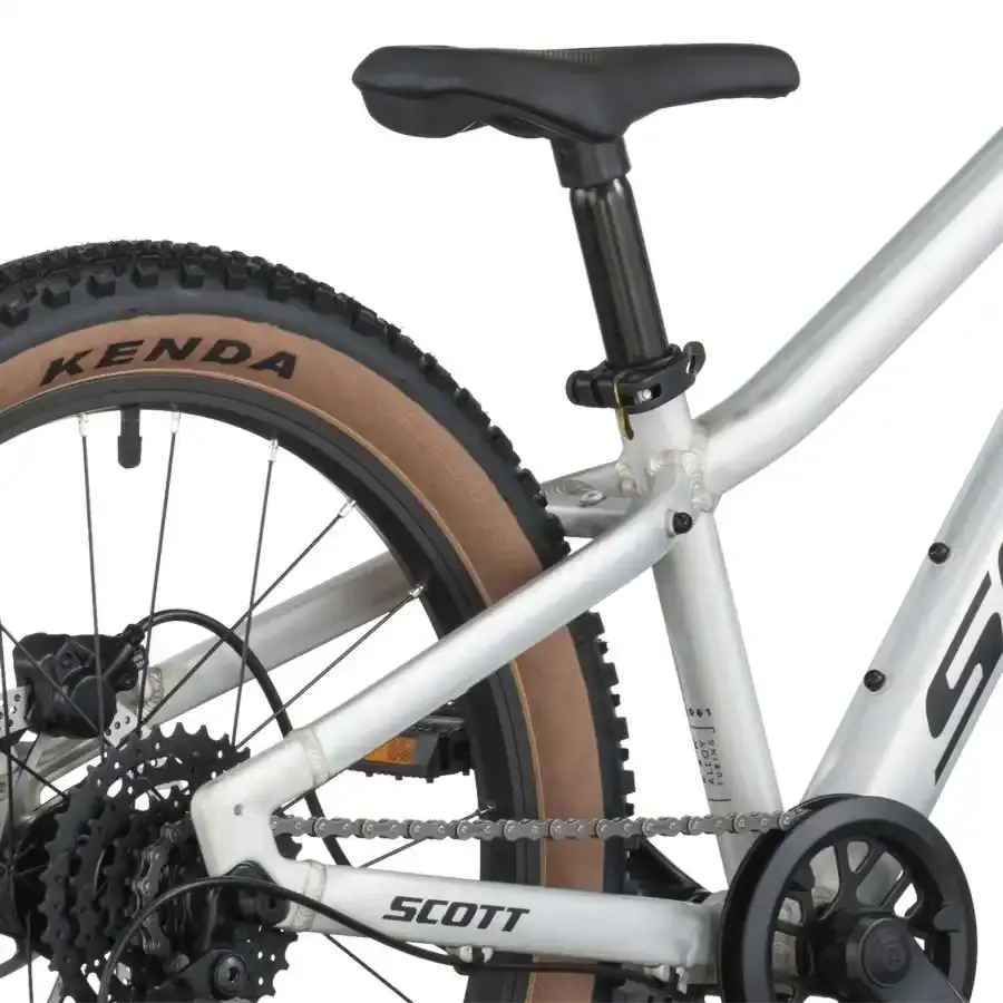 A Bicicleta SCOTT Scale 200, com quadro compacto, rodas de 20", SunRace CSM55 11-34T de 7VL e Tektro HD-M276 Disc. Hidráulico.