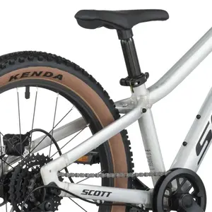 A Bicicleta SCOTT Scale 200, com quadro compacto, rodas de 20", SunRace CSM55 11-34T de 7VL e Tektro HD-M276 Disc. Hidráulico.