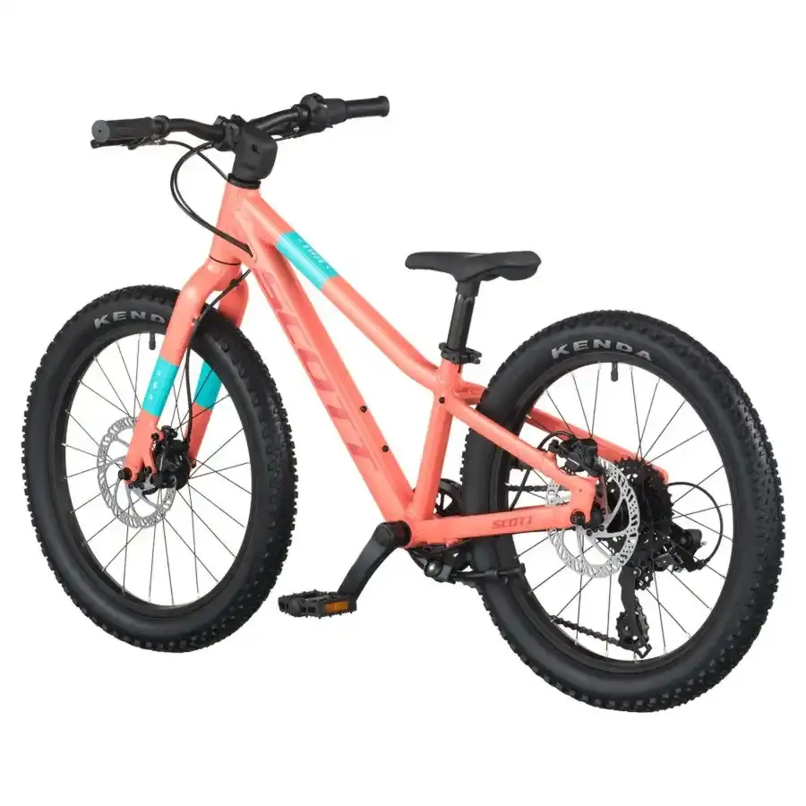 A Bicicleta SCOTT Scale 200, com quadro compacto, rodas de 20", SunRace CSM55 11-34T de 7VL e Tektro HD-M276 Disc. Hidráulico.