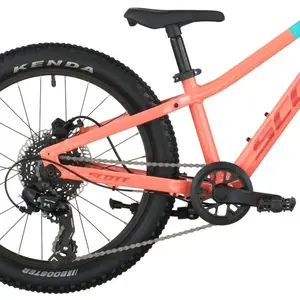 A Bicicleta SCOTT Scale 200, com quadro compacto, rodas de 20", SunRace CSM55 11-34T de 7VL e Tektro HD-M276 Disc. Hidráulico.