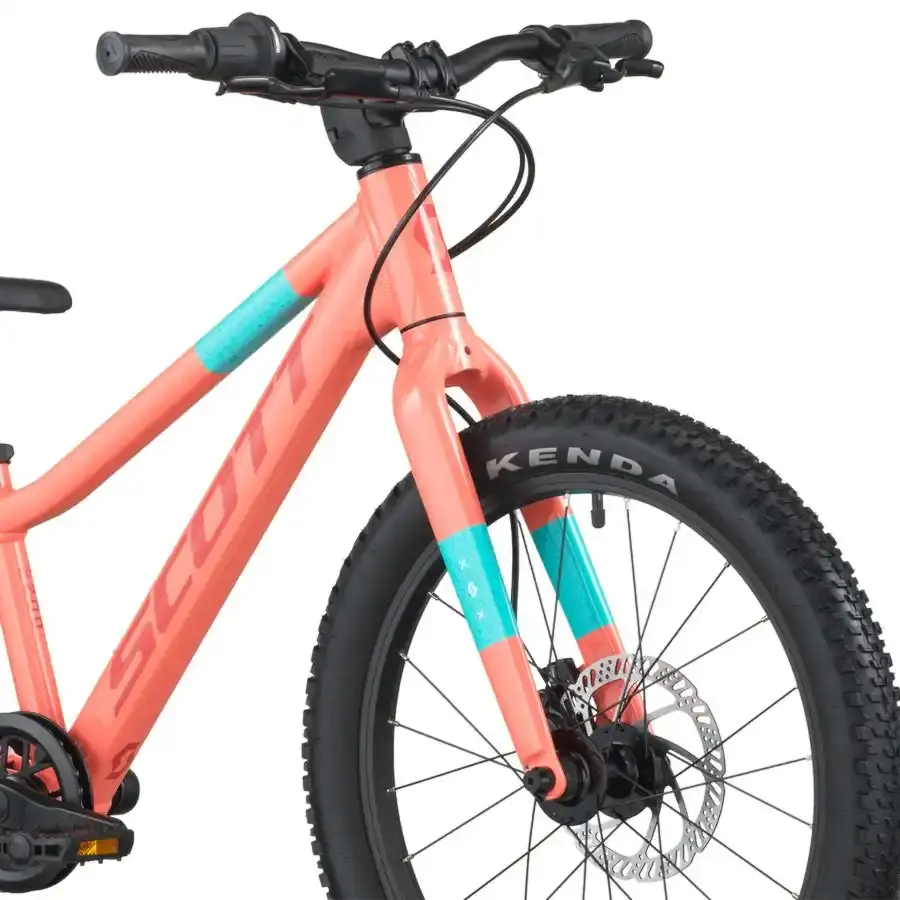 A Bicicleta SCOTT Scale 200, com quadro compacto, rodas de 20", SunRace CSM55 11-34T de 7VL e Tektro HD-M276 Disc. Hidráulico.