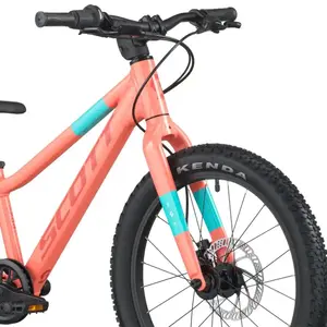 A Bicicleta SCOTT Scale 200, com quadro compacto, rodas de 20", SunRace CSM55 11-34T de 7VL e Tektro HD-M276 Disc. Hidráulico.