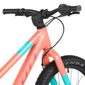 A Bicicleta SCOTT Scale 200, com quadro compacto, rodas de 20", SunRace CSM55 11-34T de 7VL e Tektro HD-M276 Disc. Hidráulico.