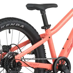 A Bicicleta SCOTT Scale 200, com quadro compacto, rodas de 20", SunRace CSM55 11-34T de 7VL e Tektro HD-M276 Disc. Hidráulico.