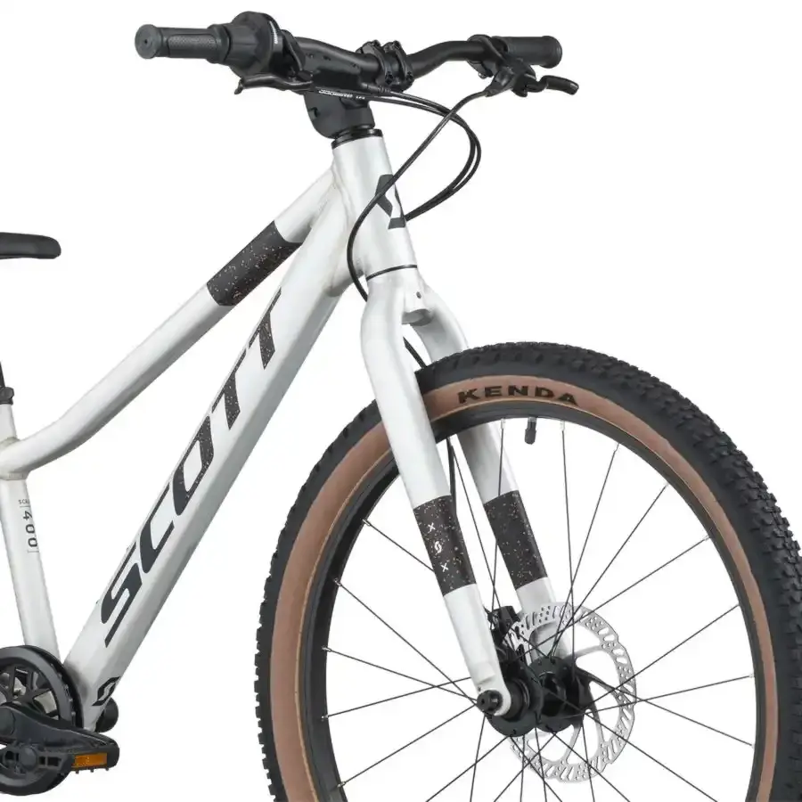 Descubra a Bicicleta SCOTT Scale 400, com quadro compacto, rodas de 24", SunRace CSM55 11-34T 8VL e Tektro HD-M276 Disc. Hidráulico.