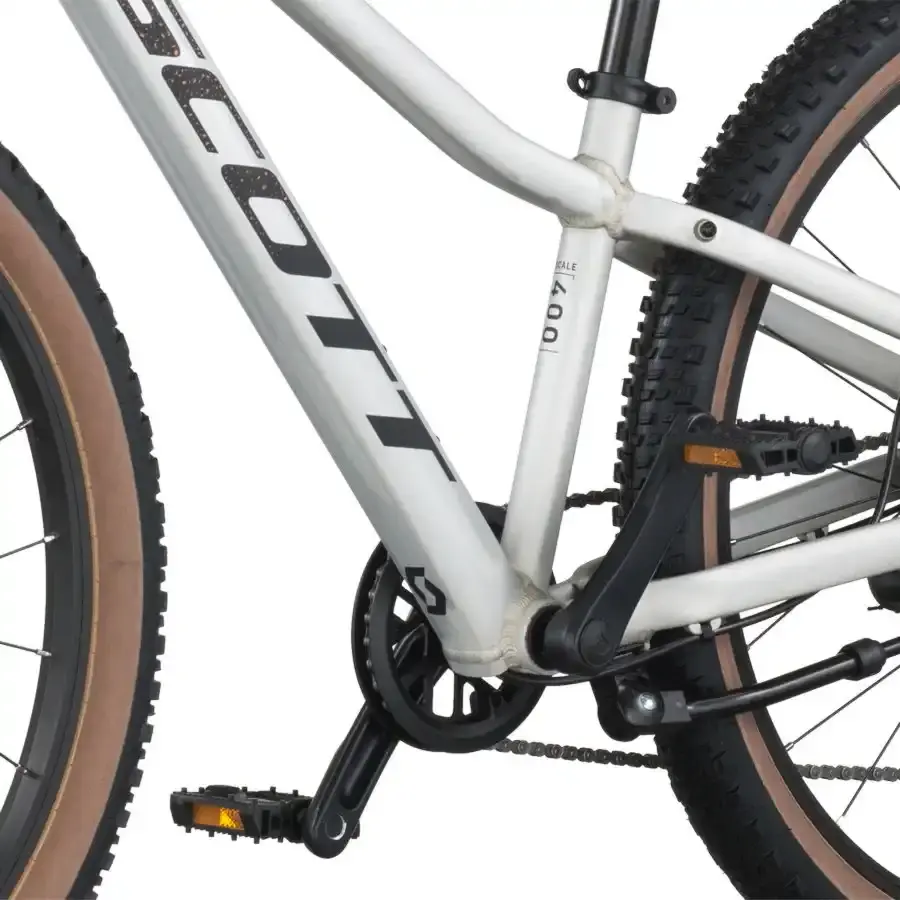 Descubra a Bicicleta SCOTT Scale 400, com quadro compacto, rodas de 24", SunRace CSM55 11-34T 8VL e Tektro HD-M276 Disc. Hidráulico.