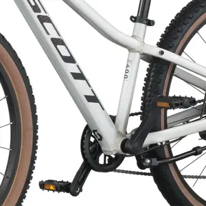 Descubra a Bicicleta SCOTT Scale 400, com quadro compacto, rodas de 24", SunRace CSM55 11-34T 8VL e Tektro HD-M276 Disc. Hidráulico.