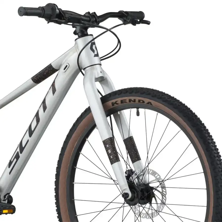 A Bicicleta SCOTT Scale 600, tem quadro compacto, rodas de 26", Shimano CS-HG400-8 11-40T 8VL e Tektro HD-M276 Disc. Hidráulico.
