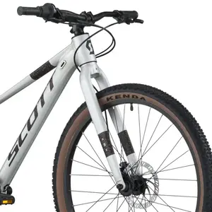 A Bicicleta SCOTT Scale 600, tem quadro compacto, rodas de 26", Shimano CS-HG400-8 11-40T 8VL e Tektro HD-M276 Disc. Hidráulico.