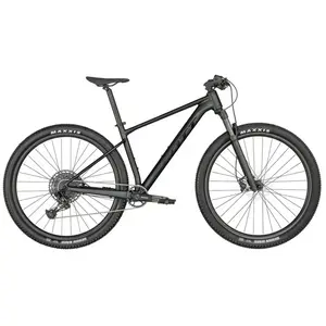 A Bicicleta SCOTT Scale 900 Comp tem Suspensão RockShox Judy, SRAM NX-SX de 12VL e Travões de Disco Shimano.