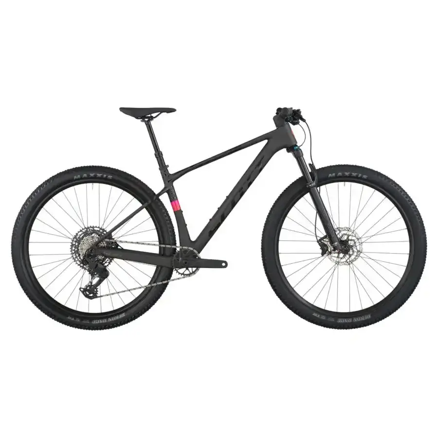 A Bicicleta SCOTT Scale 910 tem FOX 32 Float Rhythm, Quadro em Carbono HMF e transmissão SRAM Eagle 70 12 VL.