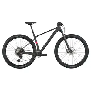 A Bicicleta SCOTT Scale 910 tem FOX 32 Float Rhythm, Quadro em Carbono HMF e transmissão SRAM Eagle 70 12 VL.
