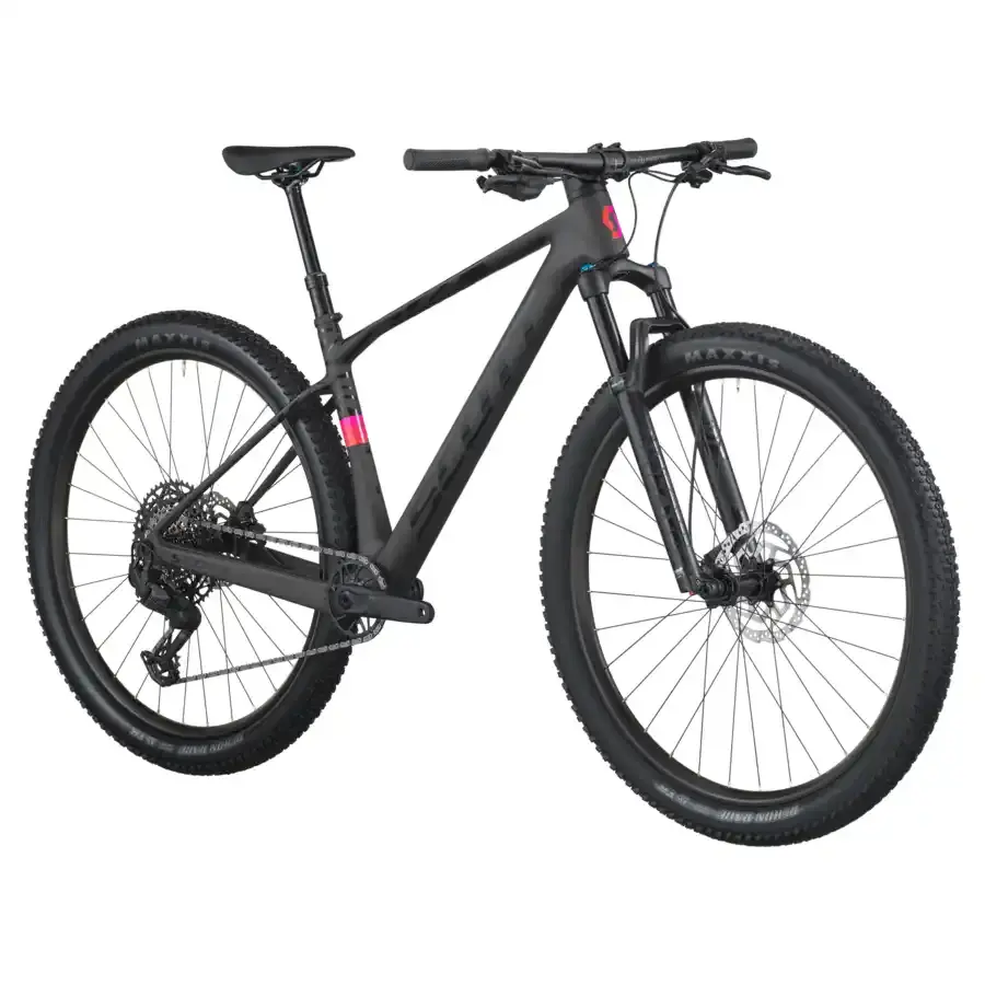 A Bicicleta SCOTT Scale 910 tem FOX 32 Float Rhythm, Quadro em Carbono HMF e transmissão SRAM Eagle 70 12 VL.