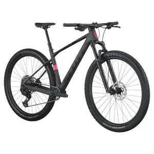 A Bicicleta SCOTT Scale 910 tem FOX 32 Float Rhythm, Quadro em Carbono HMF e transmissão SRAM Eagle 70 12 VL.