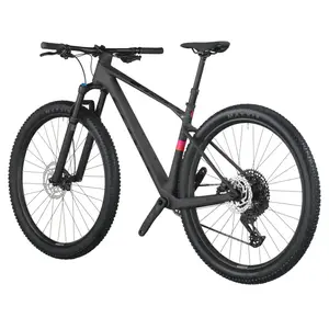A Bicicleta SCOTT Scale 910 tem FOX 32 Float Rhythm, Quadro em Carbono HMF e transmissão SRAM Eagle 70 12 VL.