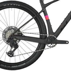 A Bicicleta SCOTT Scale 910 tem FOX 32 Float Rhythm, Quadro em Carbono HMF e transmissão SRAM Eagle 70 12 VL.